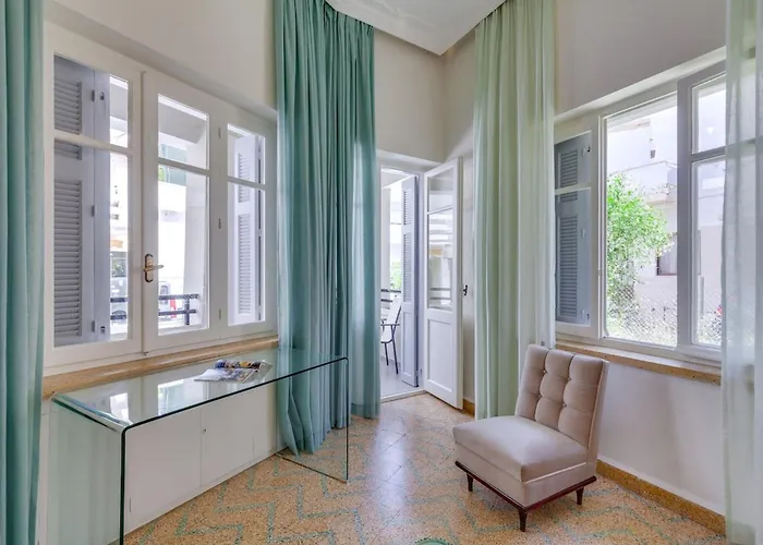 Samouil Steps From The Ханья