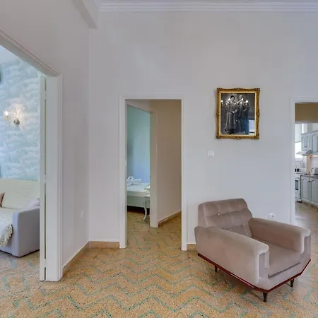 Samouil Steps From The Χανιά